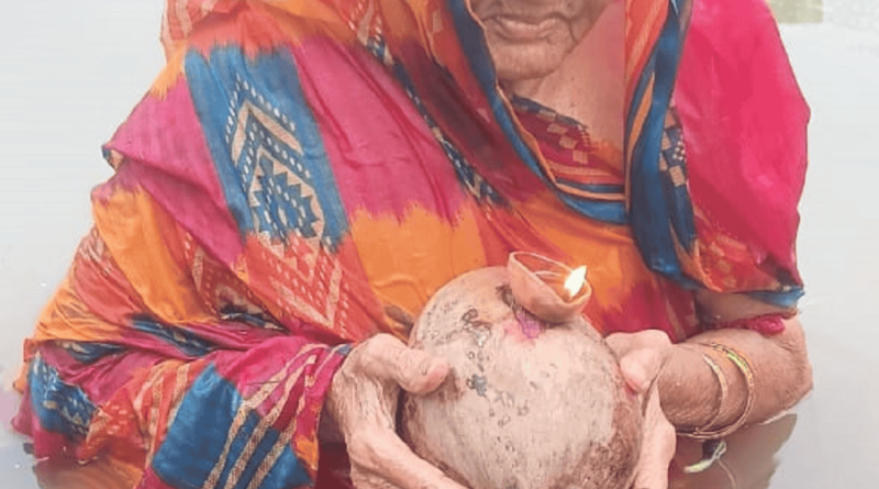 92 वर्षीय फूल देवी ने उदीयमान सूर्य को दिया अर्घ्य