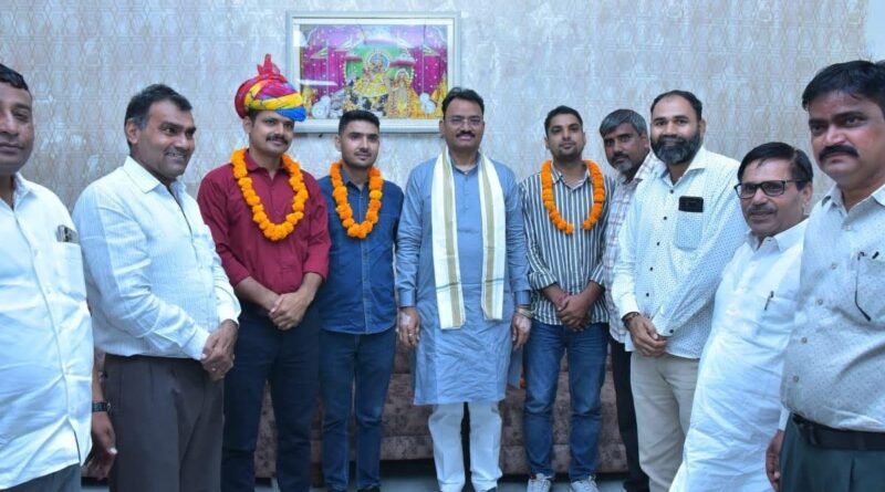 उपमुख्यमंत्री डॉ. प्रेमचंद बैरवा ने आरएएस में चयनित अभ्यर्थियों से मुलाकात कर दी बधाई, राष्ट्र की सेवा के लिए समर्पित रहने की सीख दी