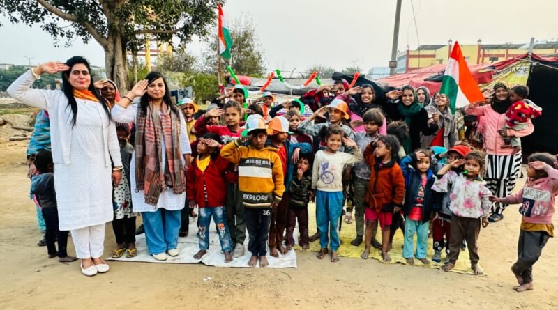 झुग्गी बस्तियों में किरण क्रांति फाउंडेशन ने लहराया तिरंगा, जगी देशभक्ति