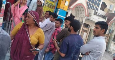 लाइन में आम आदमी, सुविधा में खास लोग: क्या हम सच में 1947 से आगे बढ़ पाए हैं?