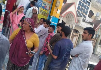 लाइन में आम आदमी, सुविधा में खास लोग: क्या हम सच में 1947 से आगे बढ़ पाए हैं?