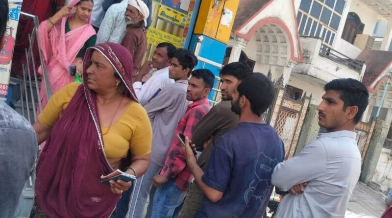 लाइन में आम आदमी, सुविधा में खास लोग: क्या हम सच में 1947 से आगे बढ़ पाए हैं?