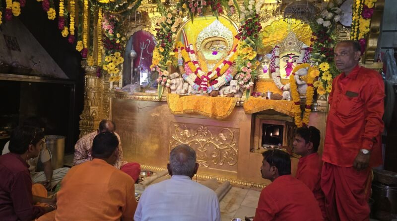 चौथ माता मंदिर में उमड़ा आस्था का सैलाब, फूल बंगला झांकी ने मोहा