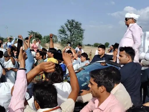 डाॅ. किरोडी लाल मीणा के पांचना बांध से पानी खुलवाने के आश्वासन के बाद धरना समाप्त