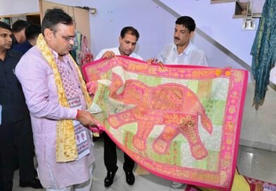 स्थानीय उत्पाद अपनाकर बुनकरों व कारीगरों को दें सम्मान: भजनलाल
