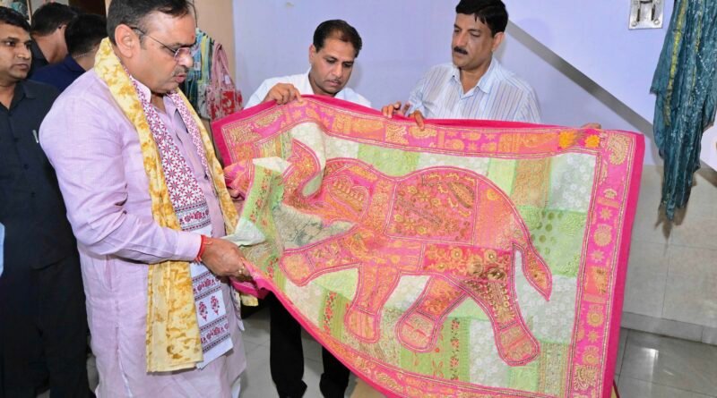 स्थानीय उत्पाद अपनाकर बुनकरों व कारीगरों को दें सम्मान: भजनलाल