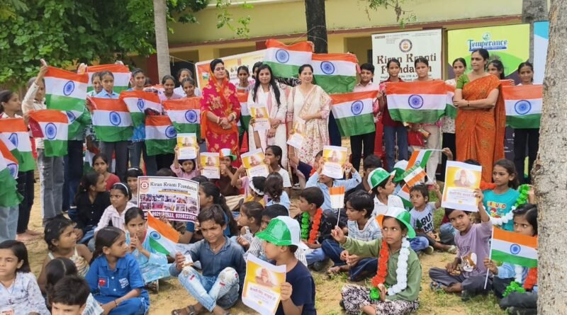 केसरी सिंह बारहठ की पुण्यतिथि पर बच्चों को बांटी स्कूल यूनिफॉर्म और सामग्री