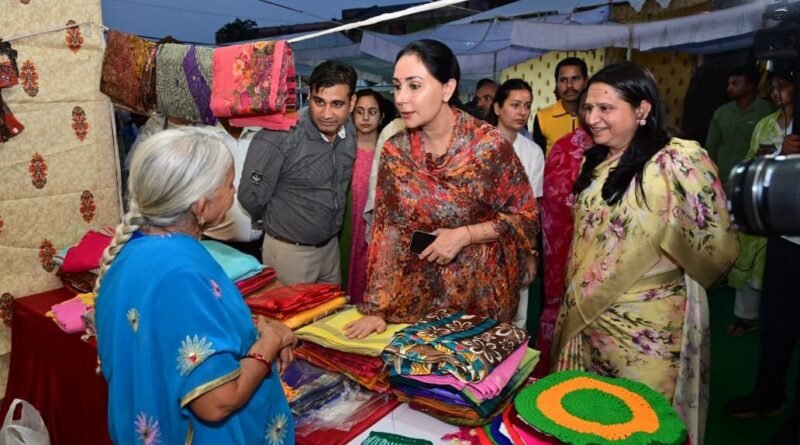 दिया कुमारी ने किया अमृता हाट का अवलोकन